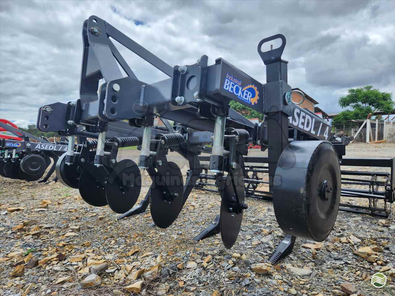 IMPLEMENTOS AGRICOLAS ESCARIFICADOR 4 HASTES DISCO CORTE Sabiá Máquinas Agrícolas IRATI PARANÁ PR